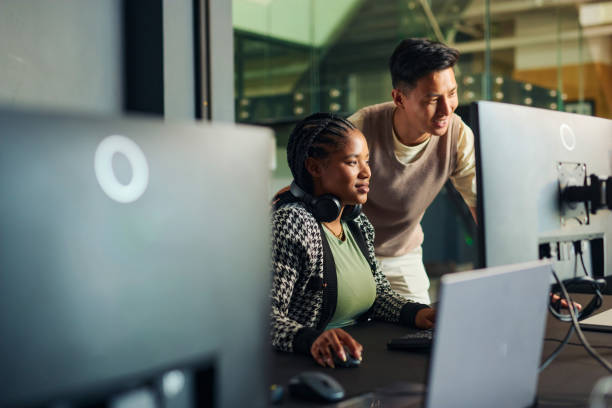 Bilingual technical specialist working through a diagnostic
